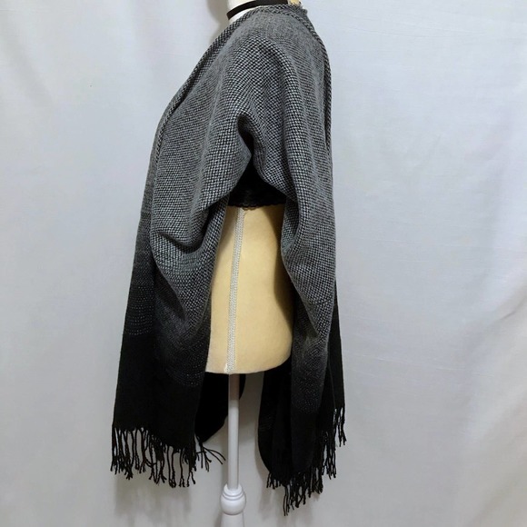 ❌SOLD❌ Ann Taylor Loft Ombré Poncho for Women One Size - Picture 4 of 8